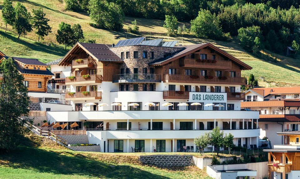 Beste Lage des Ladis Hotels Tirol direkt an der Piste